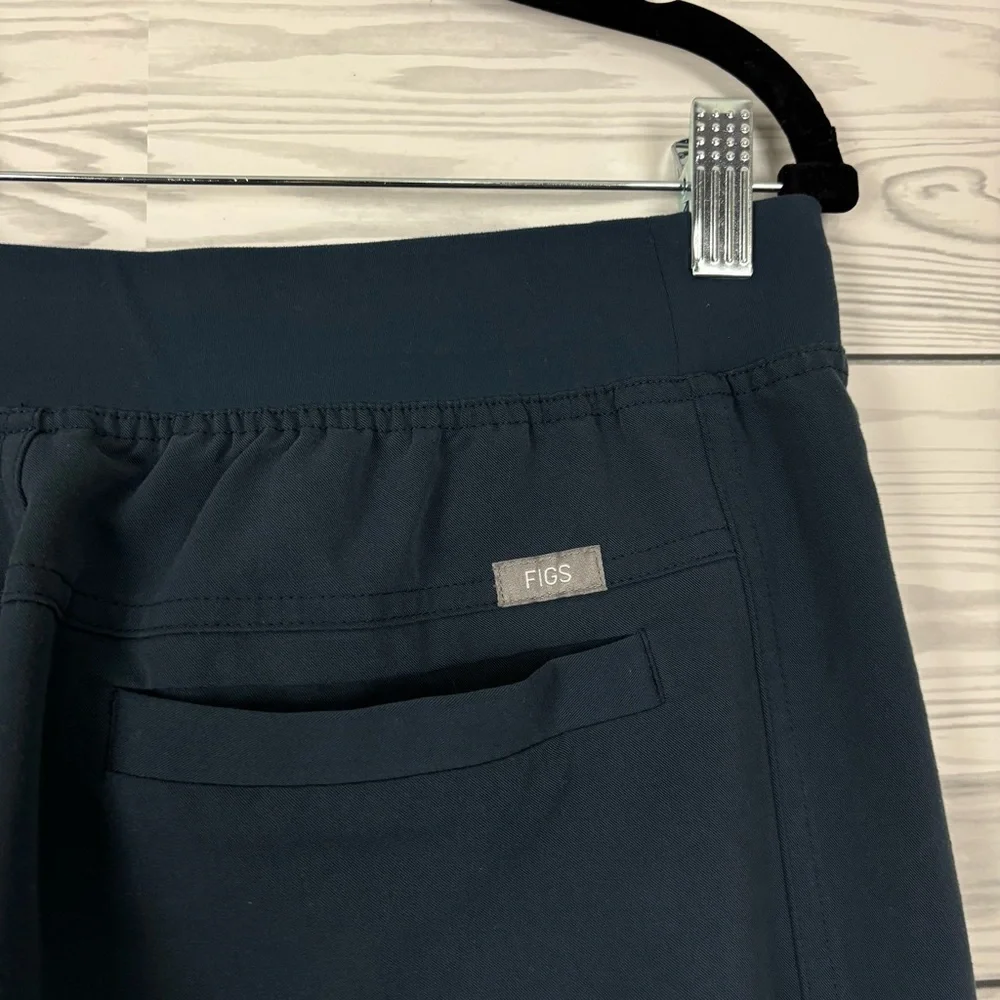 FIGS Men’s Axim Cargo Scrub Pants Navy Blue Size Medium Short